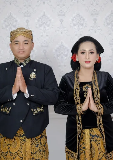 Foto sampul undangan Ikke Vie Kurnia, S.H. & Raymas Arya Sena Mubarak, S.Kom.