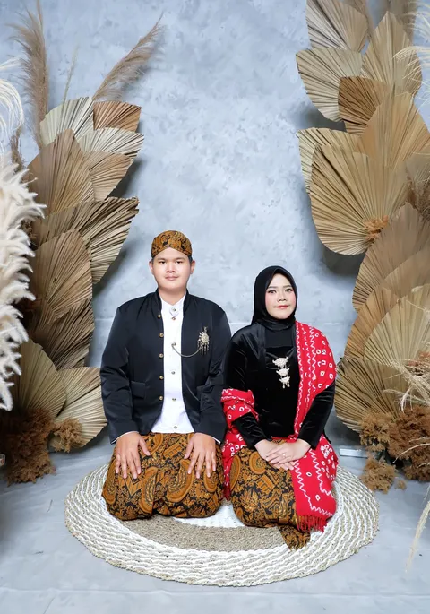 Foto sampul undangan Oka & Lulu