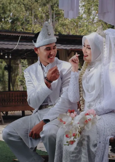 Foto sampul undangan Ravialdi Julian Syaputra & Nurzafira Eriza