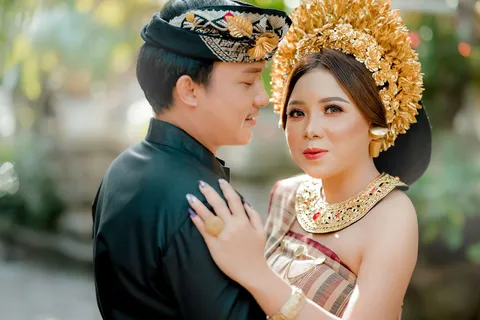 Foto sampul undangan Desi & Dharma