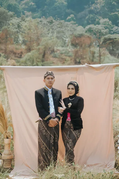 Foto sampul undangan Ajeng & Bachtiar