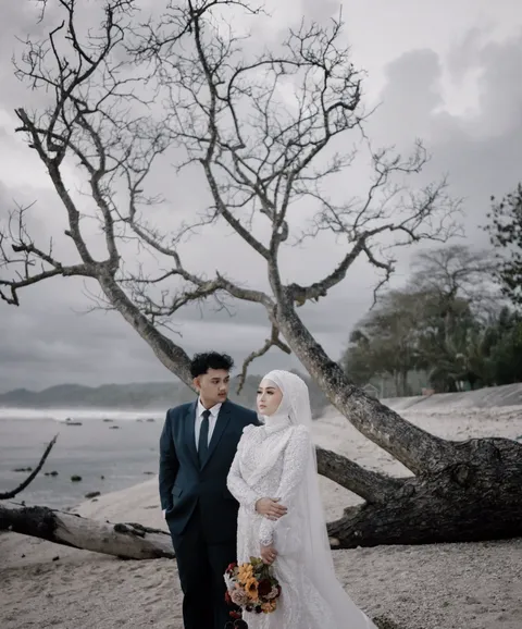 Foto sampul undangan Lingga & Mona