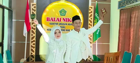 Foto sampul undangan Rokhayati & Ilyas