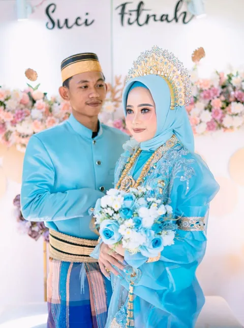 Foto sampul undangan Hesti Farninsi & Tono, S.E.Sy., M.E.