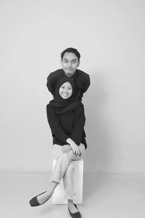 Foto sampul undangan Laras & Hilman