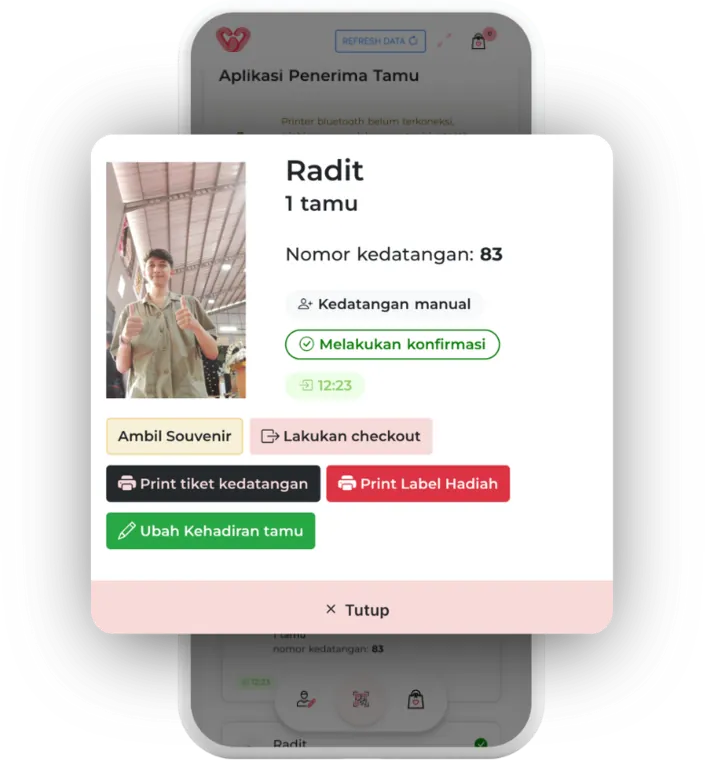 Detail tamu di aplikasi: foto selfie check-in, nomor kedatangan, tombol ambil souvenir, print tiket kedatangan, dan print label hadiah.